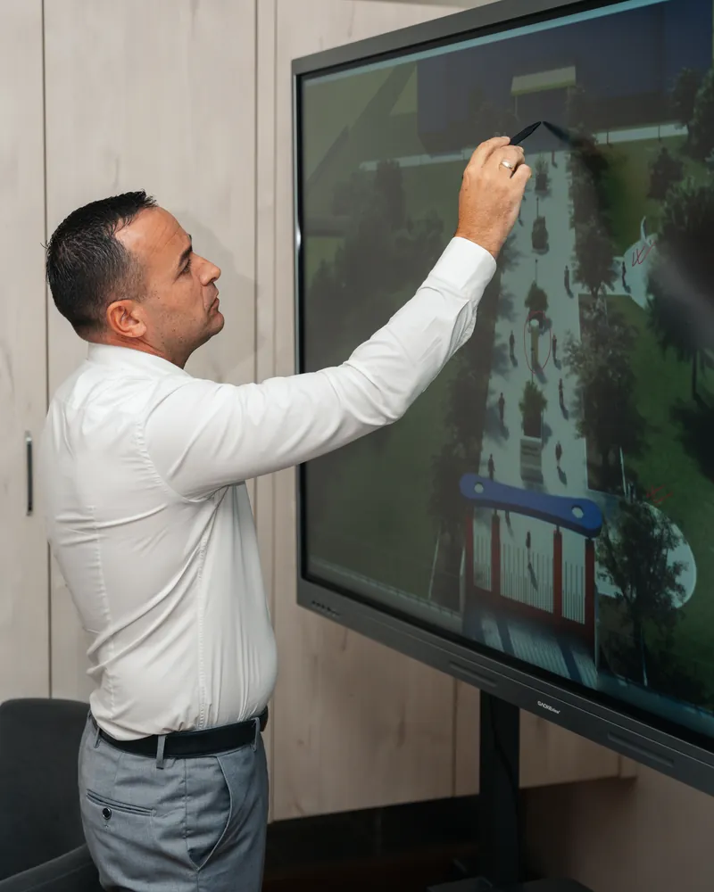 Obuka nastavnika za rad na interaktivnoj tabli