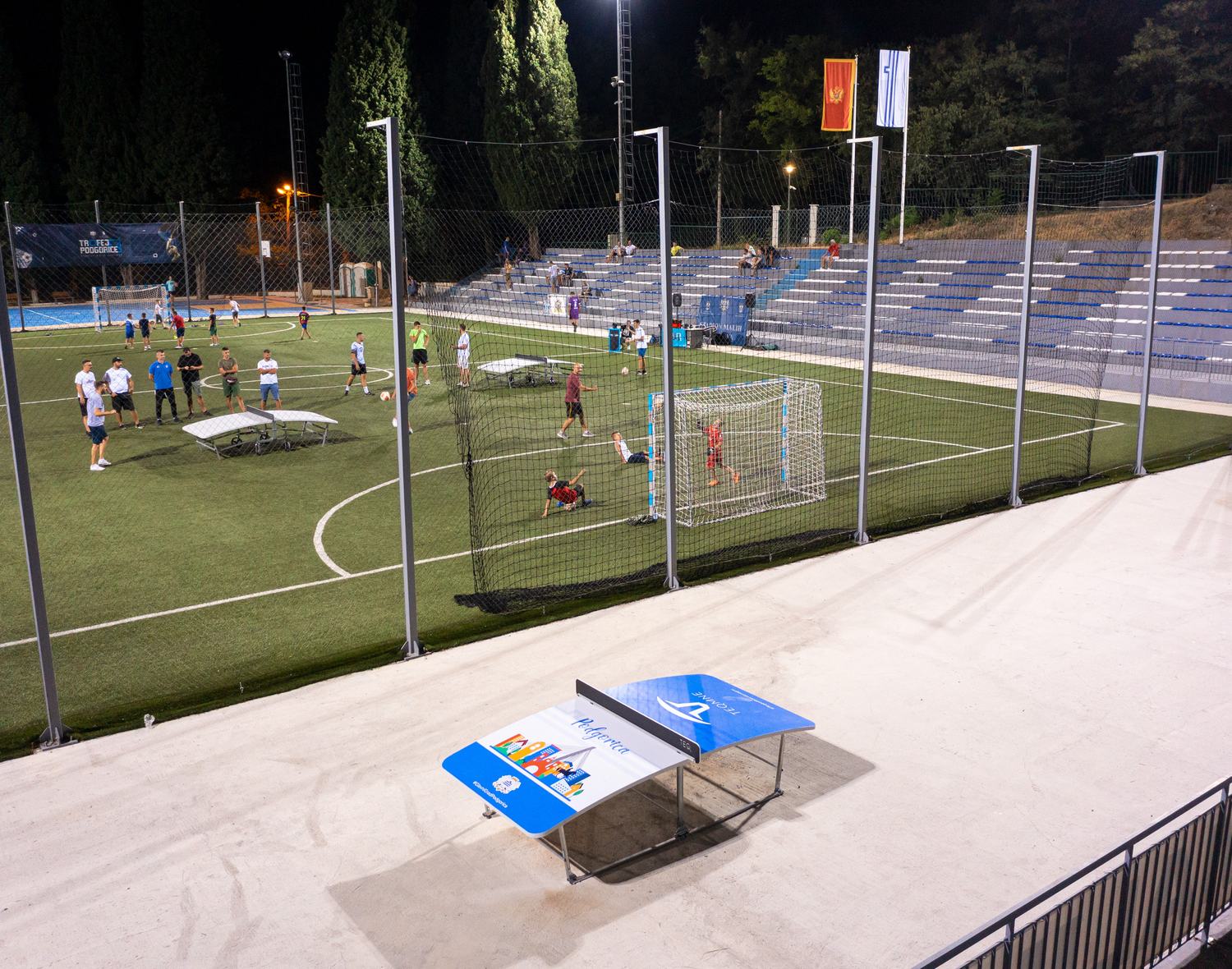 TEQ sto pored osvijetljenog sportskog terena u Podgorici